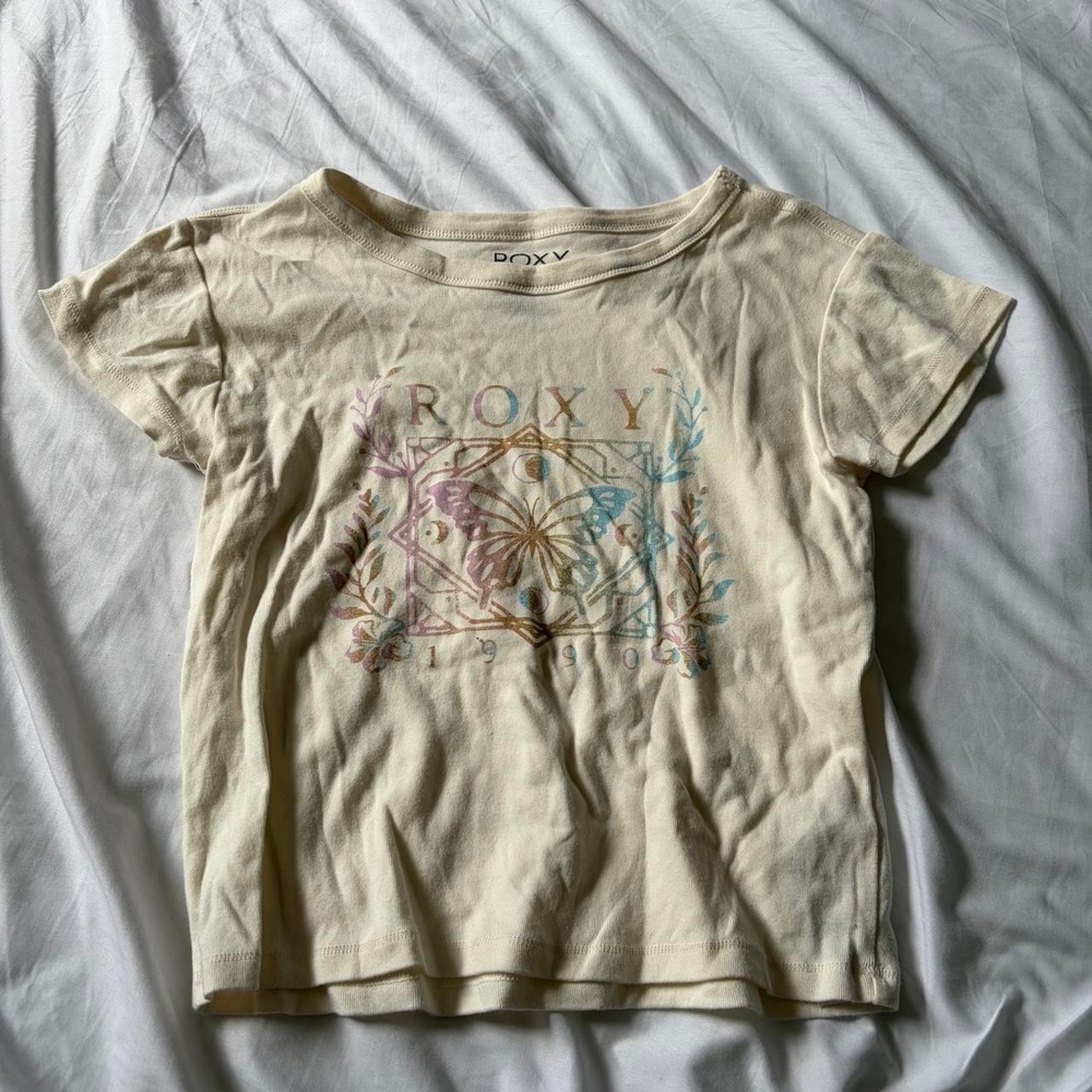 Cream Roxy baby tee with butterfly and floral graphic, size M. 100% cotton